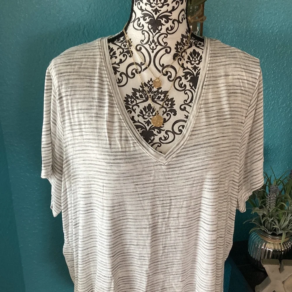 MUST BUNDLE: OLD NAVY | Women’s Luxe V-Neck Striped T-Shirt - Picture 2 of 6